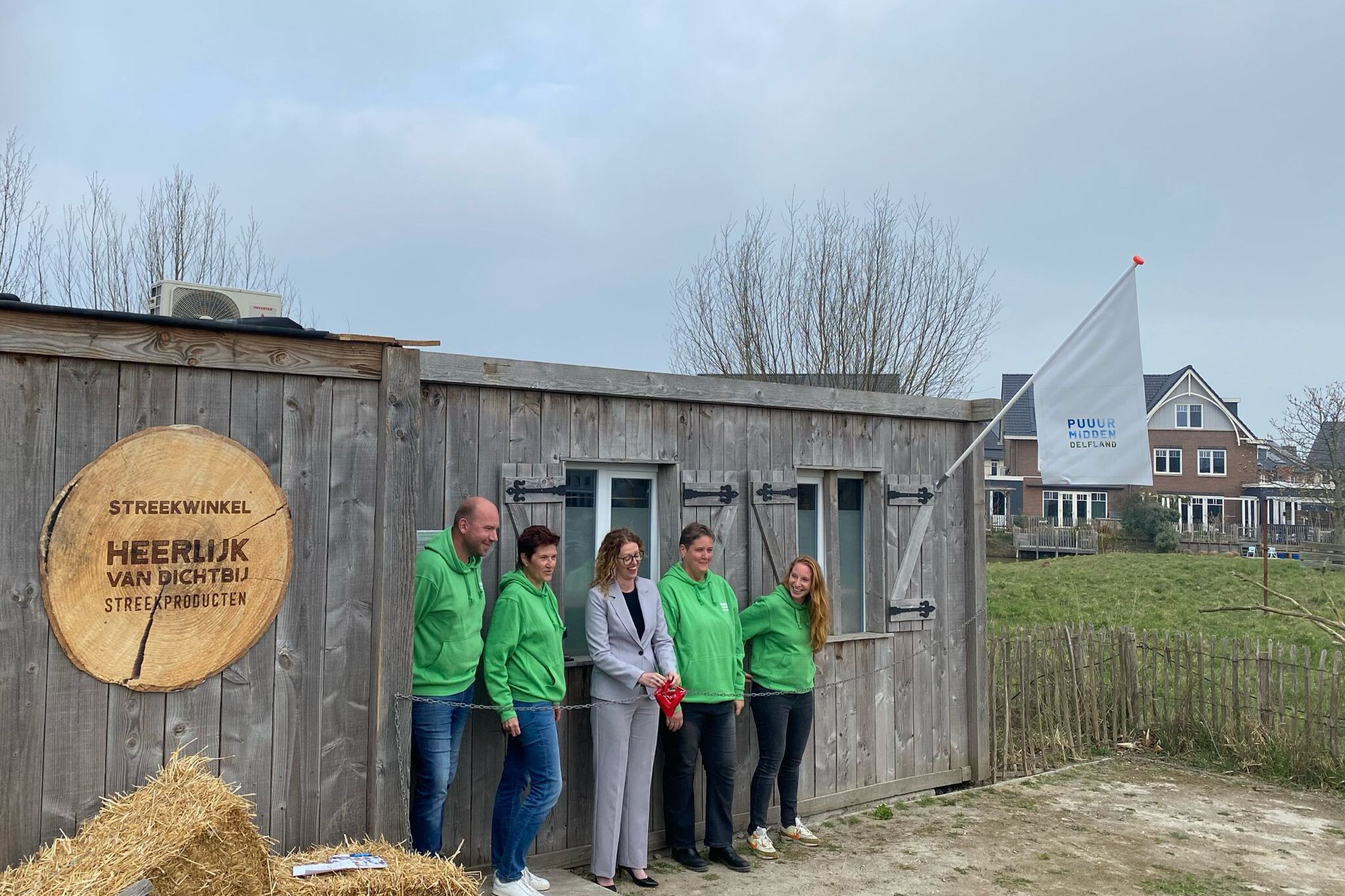 Winkel geopend! Wethouder Denise Mulder opent symbolisch de winkel door het losknopen van de schakels van de keten.
